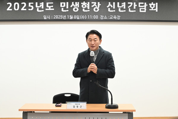 ▲ 김동근 의정부시장이 민생현장 신년간담회에서 소상공인들과 기념사진을 찍고 있다.