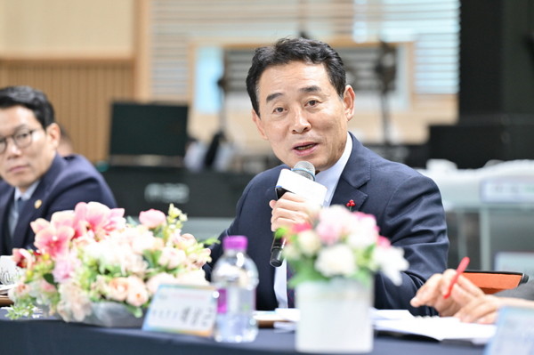▲ 백영현 포천시장이 2025년 주민과의 공감소통간담회서 발언하고 있다.