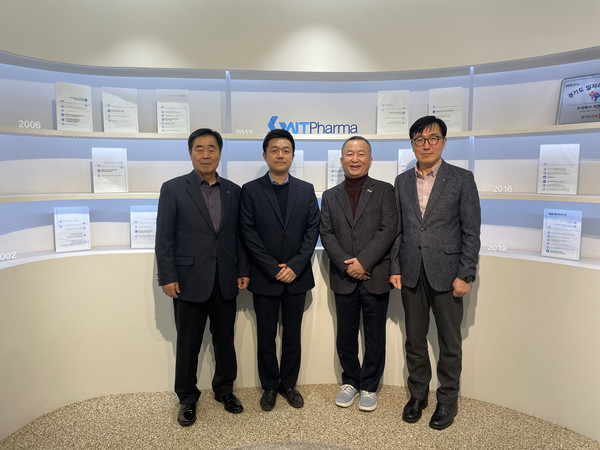 ▲ (왼쪽부터) 김홍동 진흥원장, 김대용 지엔티파마 이사, 신대현 지엔티파마 실장, 권현석 진흥원본부장.