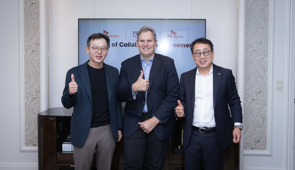 ▲ SK하이닉스, SKT, 펭귄 솔루션스 주요 경영진이 CES2025가 열린 미국 라스베이거스에서 ‘AI 데이터센터 솔루션 공동 R&D 및 사업 추진’을 위한 협력 계약을 체결하고, 기념 사진을 촬영하고 있는 모습. 사진 왼쪽부터 김주선 SK하이닉스 AI Infra(인프라) 사장, 마크 아담스(Mark Adams) 펭귄 솔루션스 CEO, 유영상 SKT CEO.