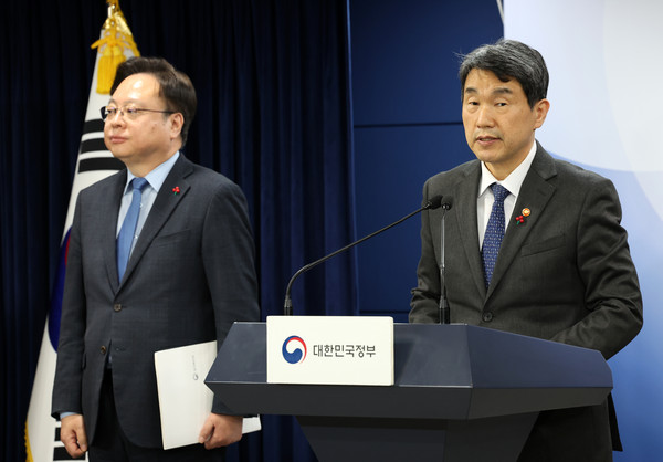 ▲ 이주호(오른쪽) 사회부총리 겸 교육부 장관과 조규홍 보건복지부 장관이 10일 오후 서울 종로구 정부서울청사에서 '의료계와 의학교육계에 드리는 말씀' 브리핑을 하고 있다. /뉴시스