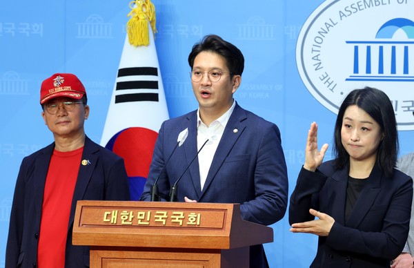 ▲ 전용기 더불어민주당 의원 기자회견 모습. /뉴시스