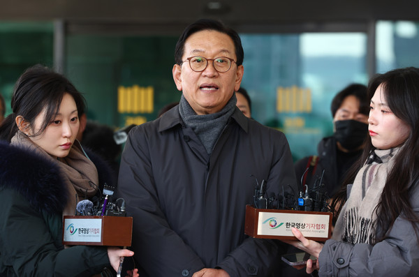 ▲ 윤석열 대통령 측 변호인단 구성에 관여하는 석동현 변호사가 19일 서울 서초구 서울고등검찰청 앞에서 기자회견을 열고 취재진의 질문에 답변하고 있다. /뉴시스