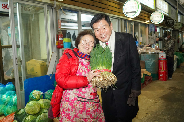 ▲ 전통시장 방문한 이필형 동대문구청장.