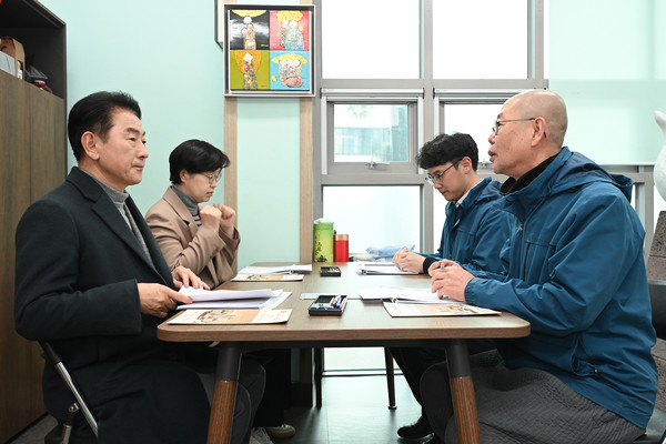▲ 김동근 시장이 노인일자리 수행기관인 의정부시니어클럽을 방문해 관계자들과 소통하고 있다.