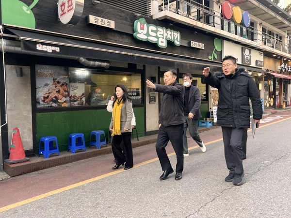 ▲ 지난 12월 전성수 서초구청장(사진 중앙)이 잠원동 상권을 찾아 골목 곳곳을 돌아보고 있다.