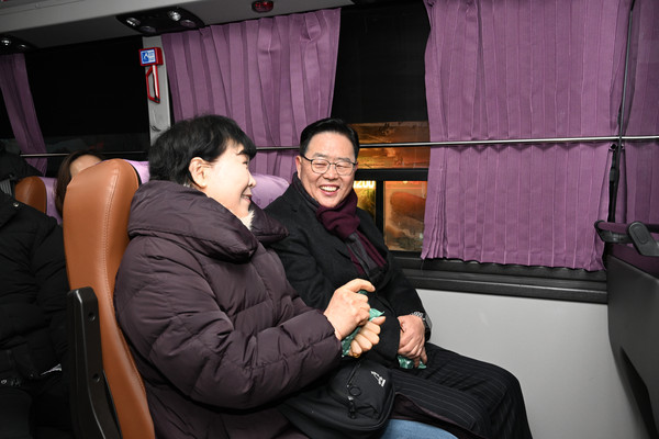 ▲ 강수현 양주시장(오른쪽) 8300번 광역버스 탑승 모습.