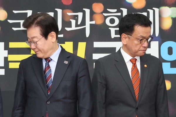 ▲ 최상목 대통령 권한대행 부총리 겸 기획재정부 장관이 13일 서울 여의도 국회에서 더불어민주당 이재명 대표와 면담을 하기 위해 자리에 앉고 있다. /뉴시스