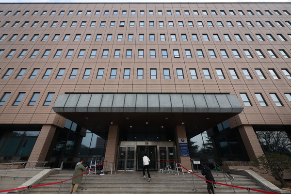 ▲ 공수처가 국방부·경호처에 체포영장집행 협조공문을 발송한지 하루가 지난 13일 오전 경기 과천시 고위공직자범죄수사처(공수처)에 포토라인이 설치돼 있다. /뉴시스