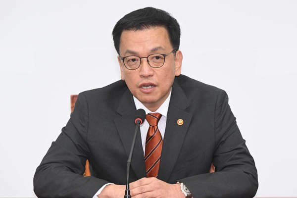 ▲ 최상목 대통령 권한대행 부총리 겸 기획재정부 장관이 13일 서울 여의도 국회에서 권영세 국민의힘 비상대책위원장을 면담하며 발언하고 있다. /뉴시스