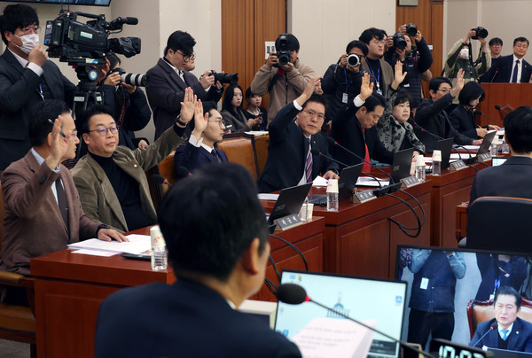 ▲ 유상범 등 국회 여당 법사위원들이 13일 서울 여의도 국회에서 윤석열 정부의 내란-외환 행위의 진상규명을 위한 특별검사 임명 등에 관한 법률안을 안건으로 열린 제420회 국회(임시회) 법제사법위원회 제4차 전체회의에서 토론을 신청하고 있다. /뉴시스