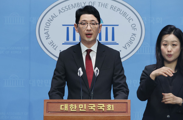▲ 주진우 국민의힘 의원이 12일 오후 서울 여의도 국회 소통관에서 '탄핵 남용 방지 특별법' 당론 발의 기자회견을 하고 있다. /뉴시스