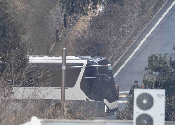▲ 지난 8일 서울 용산구 대통령 관저 출입구에 경호처 직원이 경계근무를 서고 있다. /뉴시스