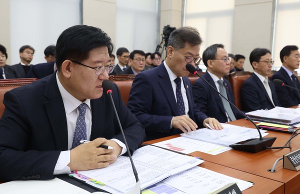 ▲ 이호영 경찰청장 직무대행이 13일 오전 서울 여의도 국회에서 열린 행정안전위위원회 전체회의에서 의원들의 질의에 답변하고 있다. /뉴시스