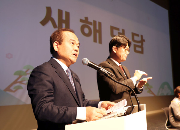 ▲ 새해 덕담하는 이덕수 의장.