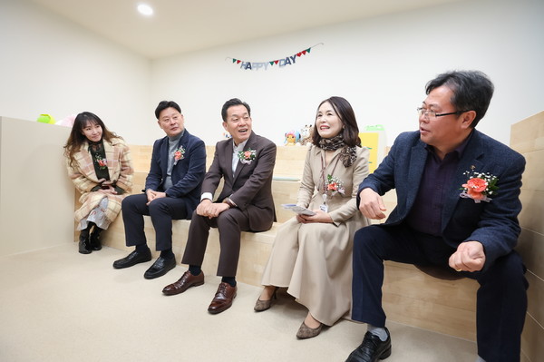 ▲ 이재준 수원특례시장(가운데)과 참석자들이 이야기를 나누고 있다.