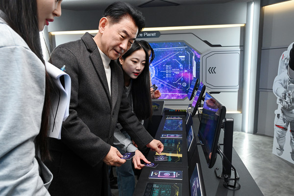 ▲ 김동근 시장이 ‘퓨처플라넷2050(미래직업체험) 팝업스토어’를 방문해 시설들을 체험하고 있다.
