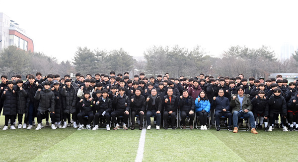 ▲ 제4회 부평구청장배 전국 우수중학교 동계 스토브리그 축구대회 참석자들이 기념촬영을 하고 있다.