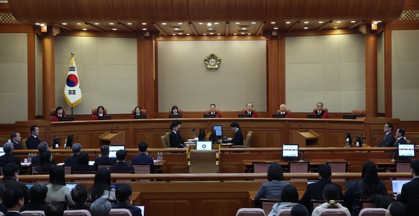 ▲ 윤석열 대통령 탄핵심판의 첫 변론기일이 14일 오후 서울 종로구 헌법재판소에서 열린 가운데 재판관들이 심판정에 앉아 있다. /뉴시스