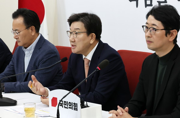 ▲ 권성동(가운데) 국민의힘 원내대표가 14일 오후 서울 여의도 국회에서 열린 현안 관련 기자간담회에서 발언하고 있다. /뉴시스
