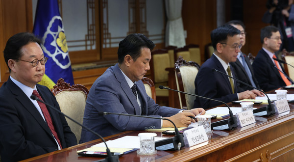 ▲ 국가안보실 김태효(왼쪽 두번째) 1차장과 인성환(맨 오른쪽) 2차장, 왕윤종(왼쪽) 3차장이 27일 오후 서울 종로구 정부서울청사에서 최상목 대통령 권한대행 부총리 겸 기획재정부 장관 주재 국가안전보장회의(NSC)에 배석하고 있다. 이날 한덕수 대통령 권한대행의 국회 탄핵소추안이 가결되며 최 부총리가 대통령 권한대행을 이어받았다. /뉴시스