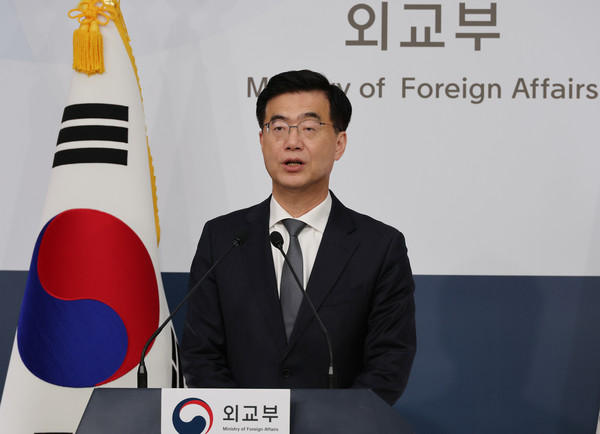 ▲ 이재웅 외교부 대변인이 14일 서울 종로구 외교부에서 현안 관련 정례브리핑을 하고 있다. "북한군 포로 관련 정보를 우크라이나 측과 소통하고 있다. 아직 북측 병사의 귀순 관련 입장 표명은 없다" 며 "현재 소통하고 있는 것은 없고, 북한군은 헌법상 우리 국민인 만큼 귀순 요청 시 우크라이나와 협의할 계획"이라고 밝혔다. /뉴시스