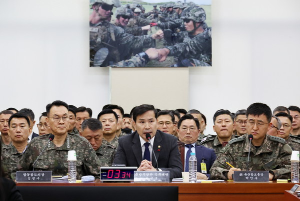 ▲ 김선호(앞줄 가운데) 국방부 차관이 14일 오전 서울 여의도 국회에서 열린 윤석열 정부의 비상계엄 선포를 통한 내란 혐의 진상규명 국정조사 특별위원회 제3차 전체회의에서 의원 질의에 답변하고 있다. 왼쪽부터 김명수 합참의장, 김선호 국방부 차관, 박안수 전 욱군참모총장. /뉴시스