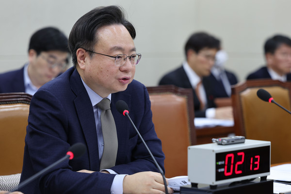 ▲ 조규홍 보건복지부 장관이 14일 오전 서울 여의도 국회에서 열린 보건복지위 전체회의에서 의원질의에 답하고 있다. /뉴시스