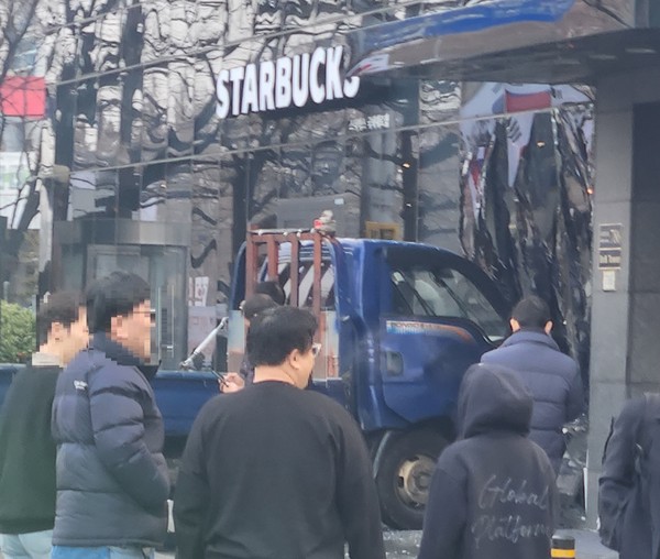▲ 14일 경찰 등에 따르면 이날 오전 8시 10분께 서울 영등포구 여의도 국회 앞 국회대로에서 차량 추돌로 인해 1톤 트럭이 B&B 타워 건물에 돌진하는 사고가 발생했다. (사진=독자 제공) /뉴시스