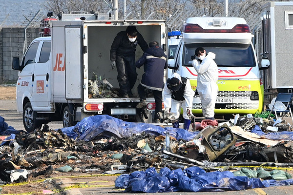 ▲ 국토교통부 항공철도사고조사위원회 소속 감식반이 지난 8일 오전 전남 무안군 무안국제공항 내 제주항공 여객기 참사 현장에서 사고 여객기 잔해물을 수거하고 있다. /뉴시스