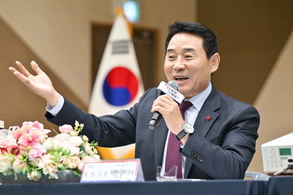 ▲ 백영현 포천시장이 '2025년 창수면 주민과의 공감소통 간담회'를 주재하고 있다.