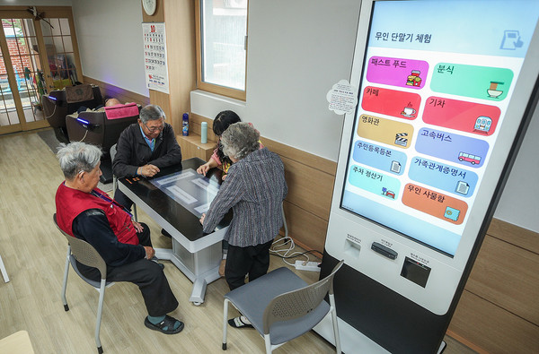 ▲ 키오스크와 스마트테이블이 비치된 양천구 신원스마트경로당 전경.