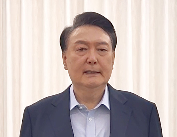 ▲ 윤석열 대통령이 관저에서 촬영된 것으로 보이는 영상을 통해 ‘국민께 드리는 말씀’ 제하의 대국민 담화를 발표하고 있다. (사진=대통령실 제공 영상 캡처) /뉴시스
