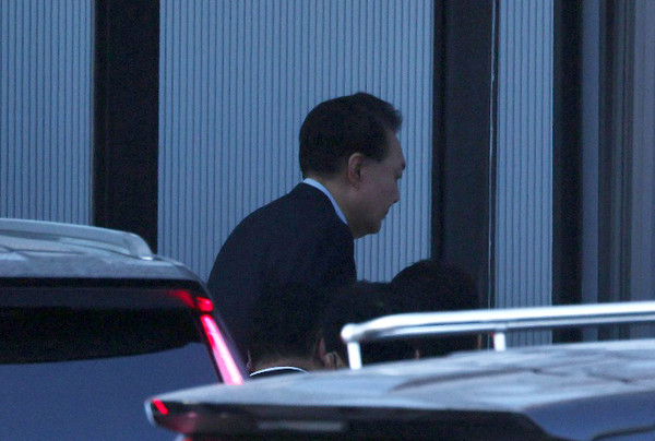 ▲ 고위공직자범죄수사처(공수처)와 경찰에 의해 체포된 윤석열 대통령이 15일 오전 조사를 받기 위해 경기도 정부과천청사 공수처로 들어서고 있다. /뉴시스