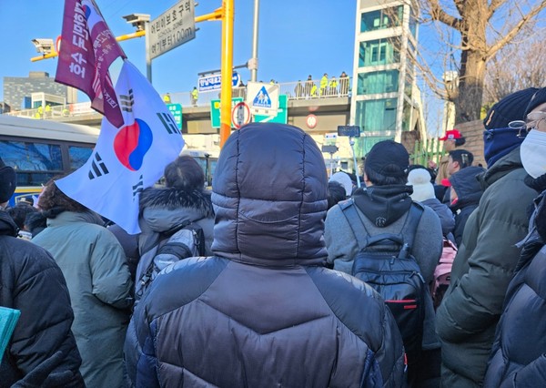 ▲ 보수 집회 참가자들이 고성을 지르는 모습. /뉴시스