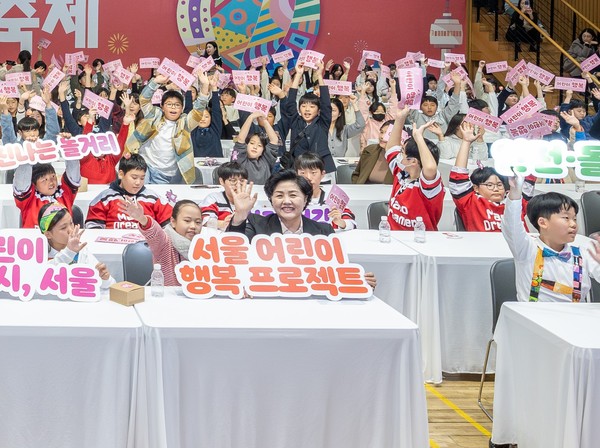 ▲ 김영옥위원장 지난 2024년 11월 23일 2024 서울어린이 꿈 축제에서 어린이 정책참여단과 함께 퍼포먼스 기념촬영을 하고 있다.