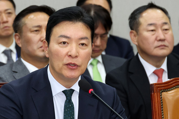 ▲ 김성훈 대통령경호처 차장이 지난해 11월 19일 오후 서울 여의도 국회에서 열린 운영위원회 전체회의에서 의원 질의에 답변하고 있다. /뉴시스