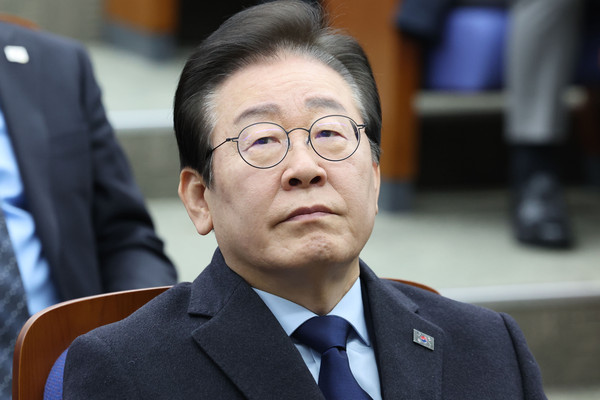 ▲ 이재명 더불어민주당 대표가 15일 오전 서울 여의도 국회에서 열린 비상의원총회에서 윤석열 체포 뉴스를 시청하고 있다. /뉴시스