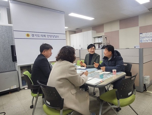▲ 평촌 자유공원 배드민턴장 환경개선 관련 면담하는 이채명 의원.