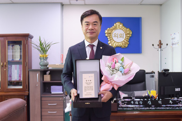 ▲ 국가보훈부장관 감사패 수상 기념촬영하는 김학두 의원.