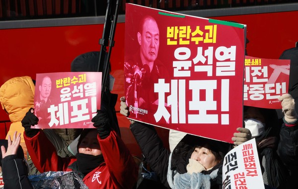 ▲ 윤석열 대통령에 대한 2차 체포영장 집행이 끝난 지난 15일 서울 용산구 대통령 관저 인근에서 집회 참가자들이 손 피켓을 들고 기뻐하고 있다. /뉴시스