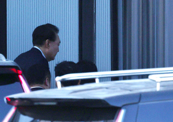 ▲ 윤석열 대통령 2차 체포영장 집행이 진행된 지난 15일 과천청사 공수처 청사로 윤 대통령이 출석하고 있다. /뉴시스