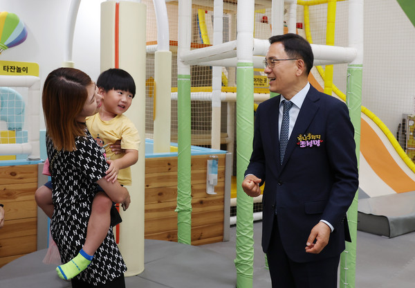 ▲ 도곡어린이실내놀이터에서 다자녀부모와 이야기를 나누는 조성명 강남구청장.