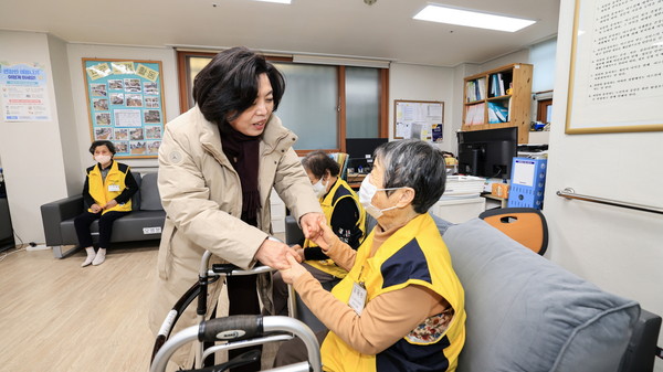 ▲ 과천시 주간보호센터에 방문한 신계용 과천시장.