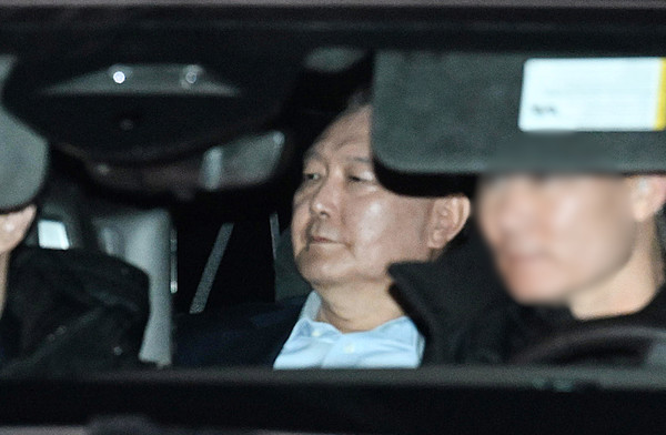 ▲ 윤석열 대통령이 15일 경기도 정부과천청사 고위공직자범죄수사처(공수처)에서 조사를 마친 뒤 서울구치소로 향하고 있다. /뉴시스