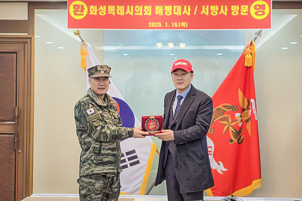 ▲ 화성특례시의회 배정수 의장(오른쪽).