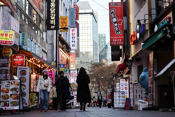 ▲ 지난해 12월 24일 서울 시내의 식당 골목이 한산한 모습을 보이고 있다. /뉴시스