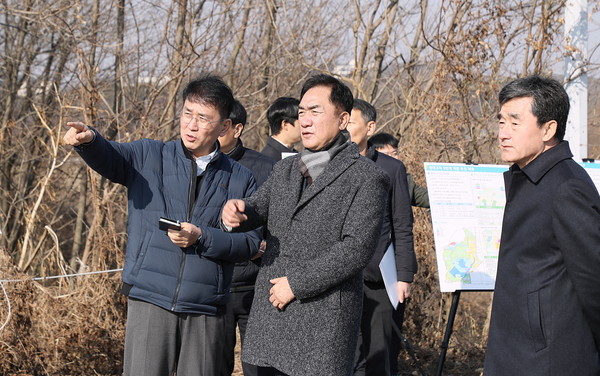 ▲ 정장선 평택시장 고덕 국제화지구 알파 탄약고 현장 방문 모습.