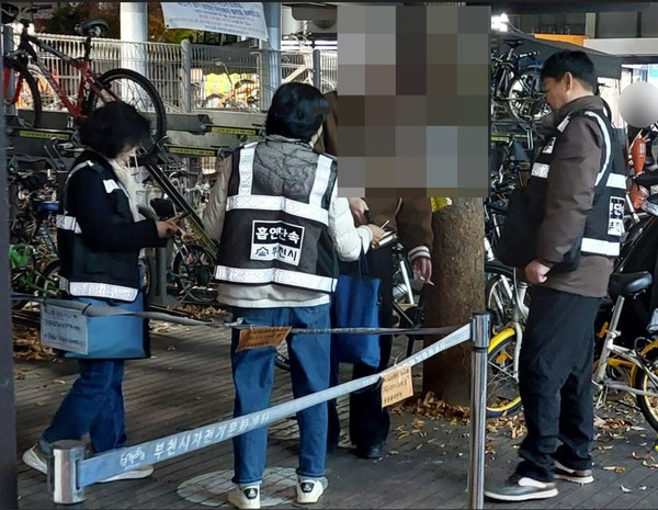 ▲ 부천시 흡연행위 집중단속 실시 모습.