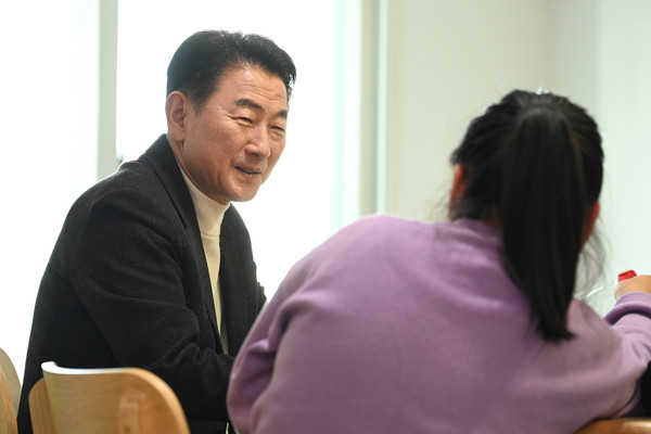 ▲ 김동근 시장이 ‘돌봄 삶의 현장’의 일환으로 방문한 가정 아동과 대화하고 있다.